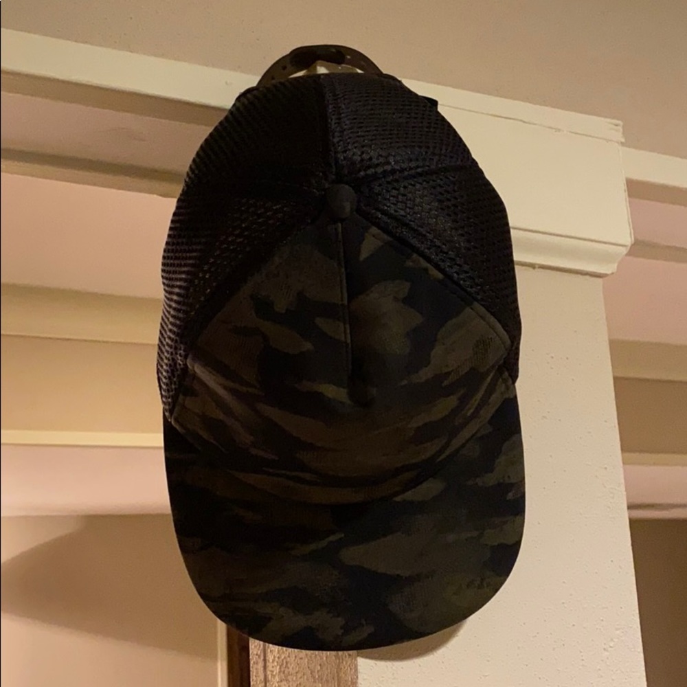 Lululemon Men’s Camo Hat EUC